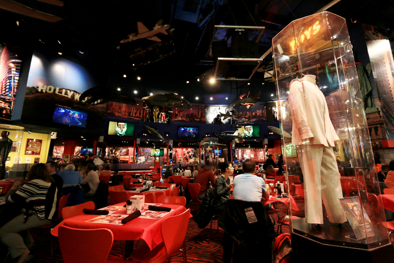 Illustration for article titled Nobody Would Come With Me to Planet Hollywood But I Would Not Be Deterred
